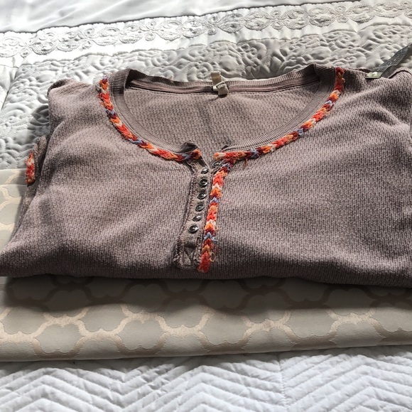 ☘️ Host Pic☘️ We The Free sweater/top embroidered cuffs and neckline Size Small - Picture 6 of 7